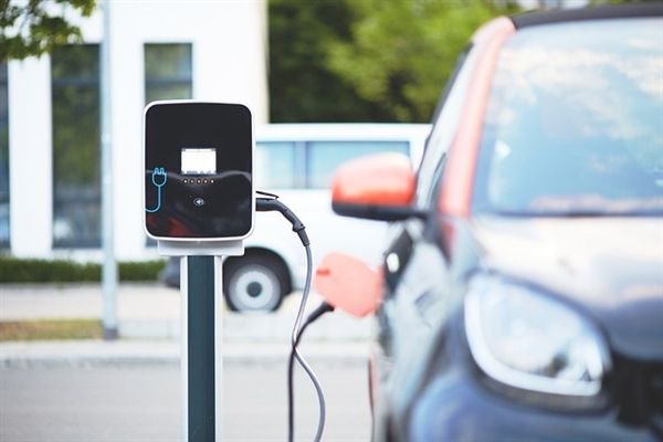何小鹏：纯电汽车怎样才能取代燃油和混动车？解决这三点就可以-多多发布网(图2)