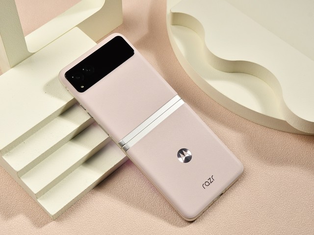 moto razr 40评测:3999元!开启折叠屏的普及元年,绝对超出你的想象-多多发布网(图1) moto razr 40评测:3999元!开启折叠屏的普及元年,绝对超出你的想象