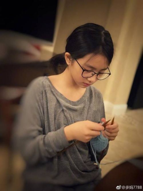 多多给弟弟织毛线帽手法娴熟 新技能get被赞能干懂事-多多发布网(图1)