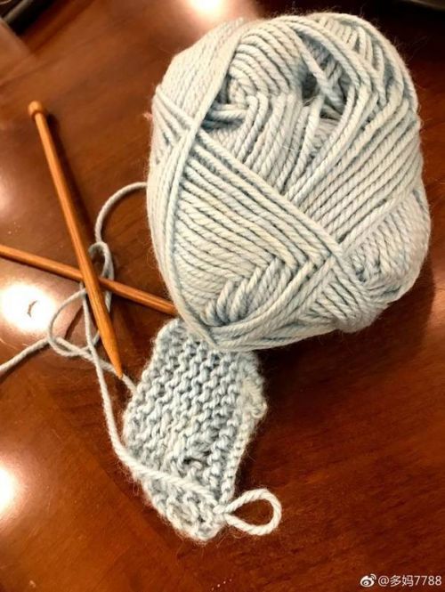 多多给弟弟织毛线帽手法娴熟 新技能get被赞能干懂事-多多发布网(图2)