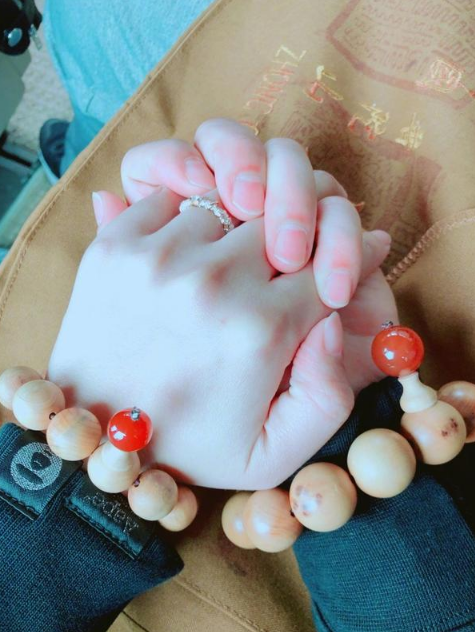 “独孤般若”安以轩结婚一周年 微博晒与老公十指交扣照片-多多发布网(图1)