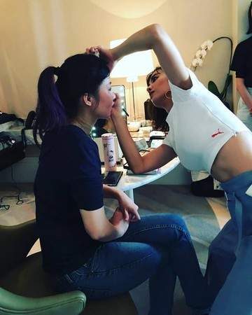 蔡依林晒蹲马步帮人化妆照片 线条紧实大露蛮腰马甲线-多多发布网(图1)