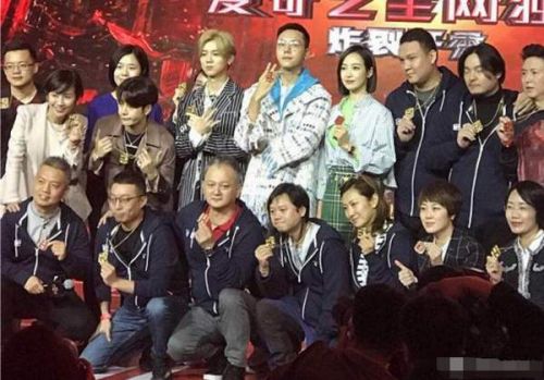 “鹿三岁”鹿晗再现踮脚合影技 网友：这孩子真的太皮了-多多发布网(图1)