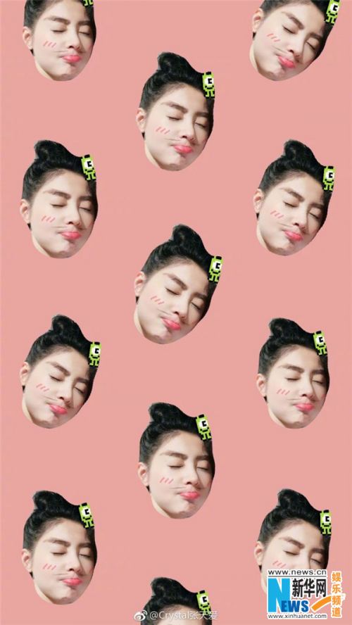 张天爱晒恶搞自拍画风奇特 扎丸子头表情可爱-多多发布网(图1)