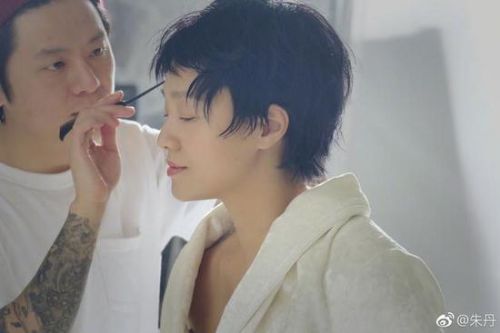 朱丹剪短发知性帅气 微博晒新发型侧脸照片撞脸马伊琍-多多发布网(图1)