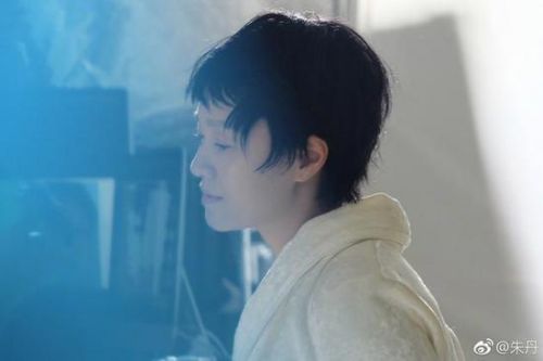 朱丹剪短发知性帅气 微博晒新发型侧脸照片撞脸马伊琍-多多发布网(图2)