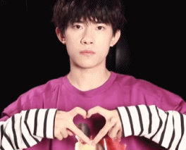 易烊千玺挑战“中国很赞”手指舞视频地址 表情严肃动作标准-多多发布网(图1) 易烊千玺挑战“中国很赞”手指舞视频地址 表情严肃动作标准-多多发布网(图1)