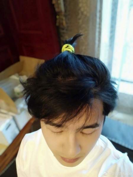 刘昊然扎小辫晒自拍照自称“发芽了” 侧颜帅气萌翻网友-多多发布网(图2)