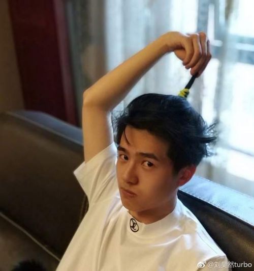 刘昊然扎小辫晒自拍照自称“发芽了” 侧颜帅气萌翻网友-多多发布网(图4)