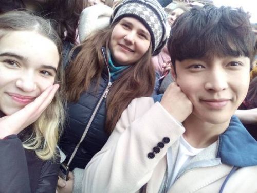 张艺兴乌克兰拍《黄金瞳》人气爆棚 与粉丝合影一脸娇羞-多多发布网(图1)