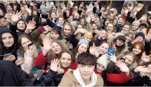 张艺兴乌克兰拍《黄金瞳》人气爆棚 与粉丝合影一脸娇羞-多多发布网(图2)