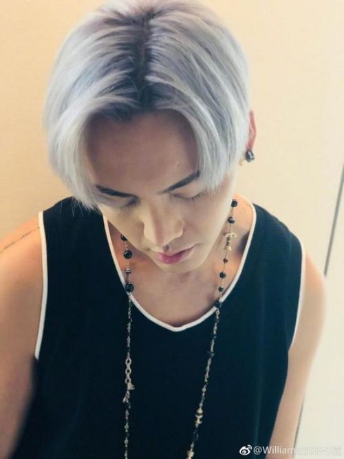 解锁新发色！陈伟霆粉红色头发个性十足 手臂精壮型男魅力-多多发布网(图2)