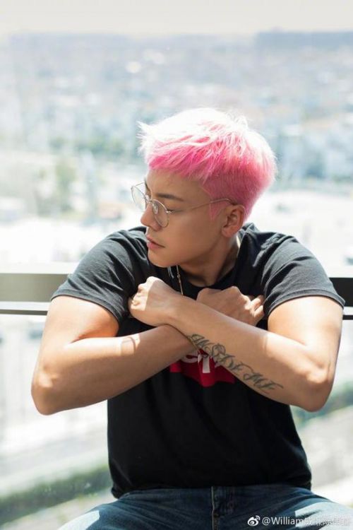 解锁新发色！陈伟霆粉红色头发个性十足 手臂精壮型男魅力-多多发布网(图1)