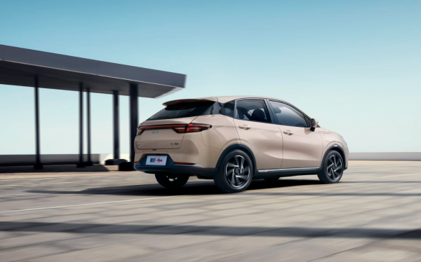 搭载L2级辅助驾驶等越级配置 哪吒AYA售7.38万元起(图5)