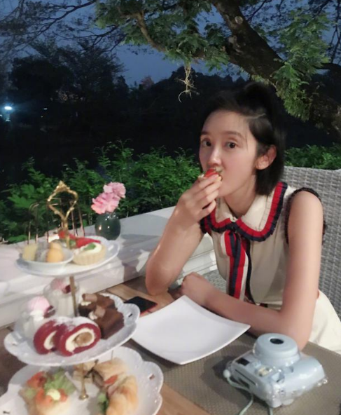 张若昀拍的？唐艺昕晒照吃美食 网友好奇摄影师是谁-多多发布网(图2)