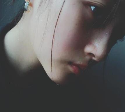 关晓彤INS深夜更新晒运动素颜照 汗如雨下青春痘抢镜-多多发布网(图2)