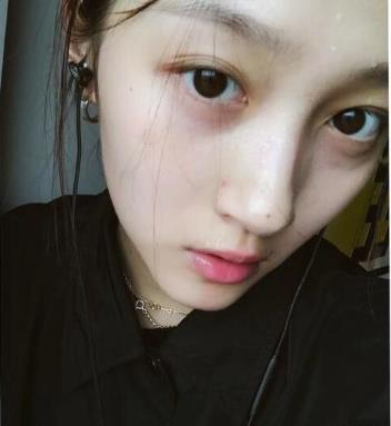 关晓彤INS深夜更新晒运动素颜照 汗如雨下青春痘抢镜-多多发布网(图3)