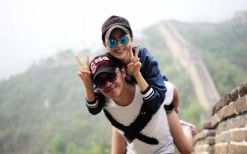 陈思诚背佟丽娅游长城照片曝光 疑3年前旧照遭网友吐槽-多多发布网(图1)