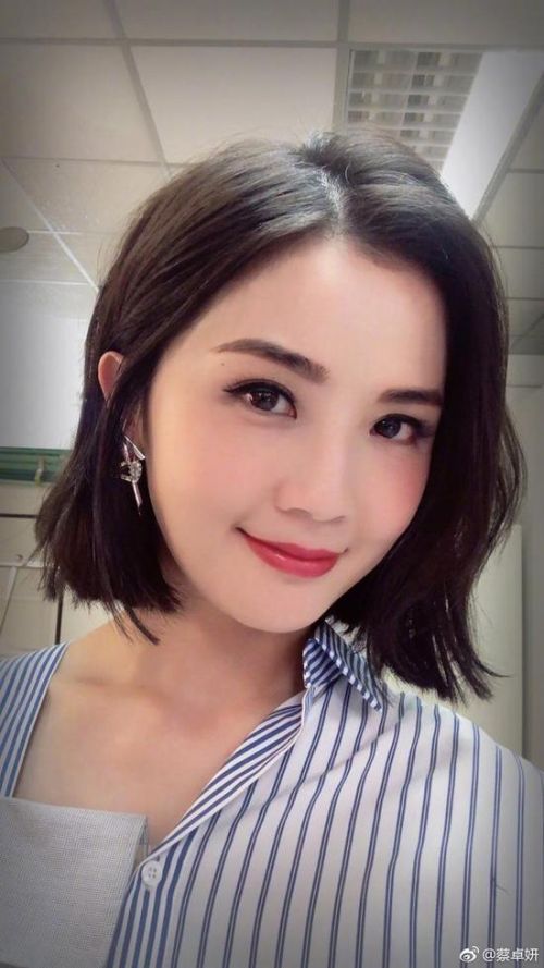 蔡卓妍晒自拍美照称不用戴假发 短发干练红唇造型性感-多多发布网(图1) 蔡卓妍晒自拍美照称不用戴假发 短发干练红唇造型性感-多多发布网(图1)