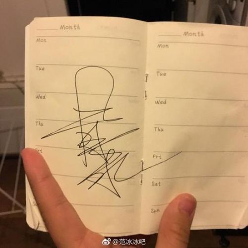 范冰冰巴黎时装周被偶遇 合影签名“礼貌蹲”被赞暖心-多多发布网(图2) 范冰冰巴黎时装周被偶遇 合影签名“礼貌蹲”被赞暖心-多多发布网(图2)